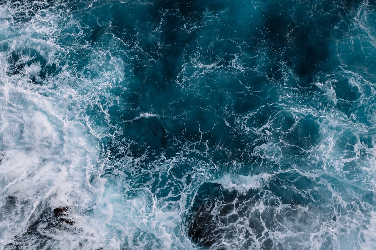 Океанічна вода проникає у земну кору у міру опускання плит.  Фото: Ivan Kurmyshov/shutterstock.com