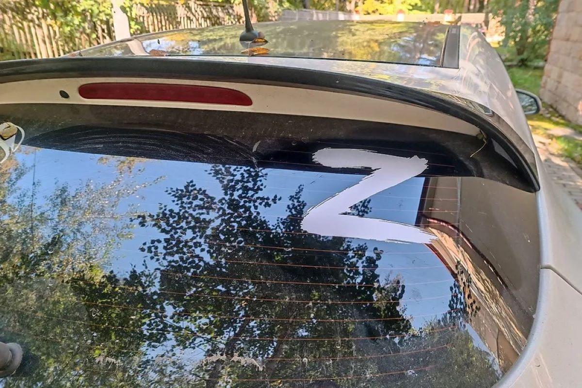 У Гамбурзі чоловіка оштрафували за наклейку Z на машині.  Фото: ozon.ru