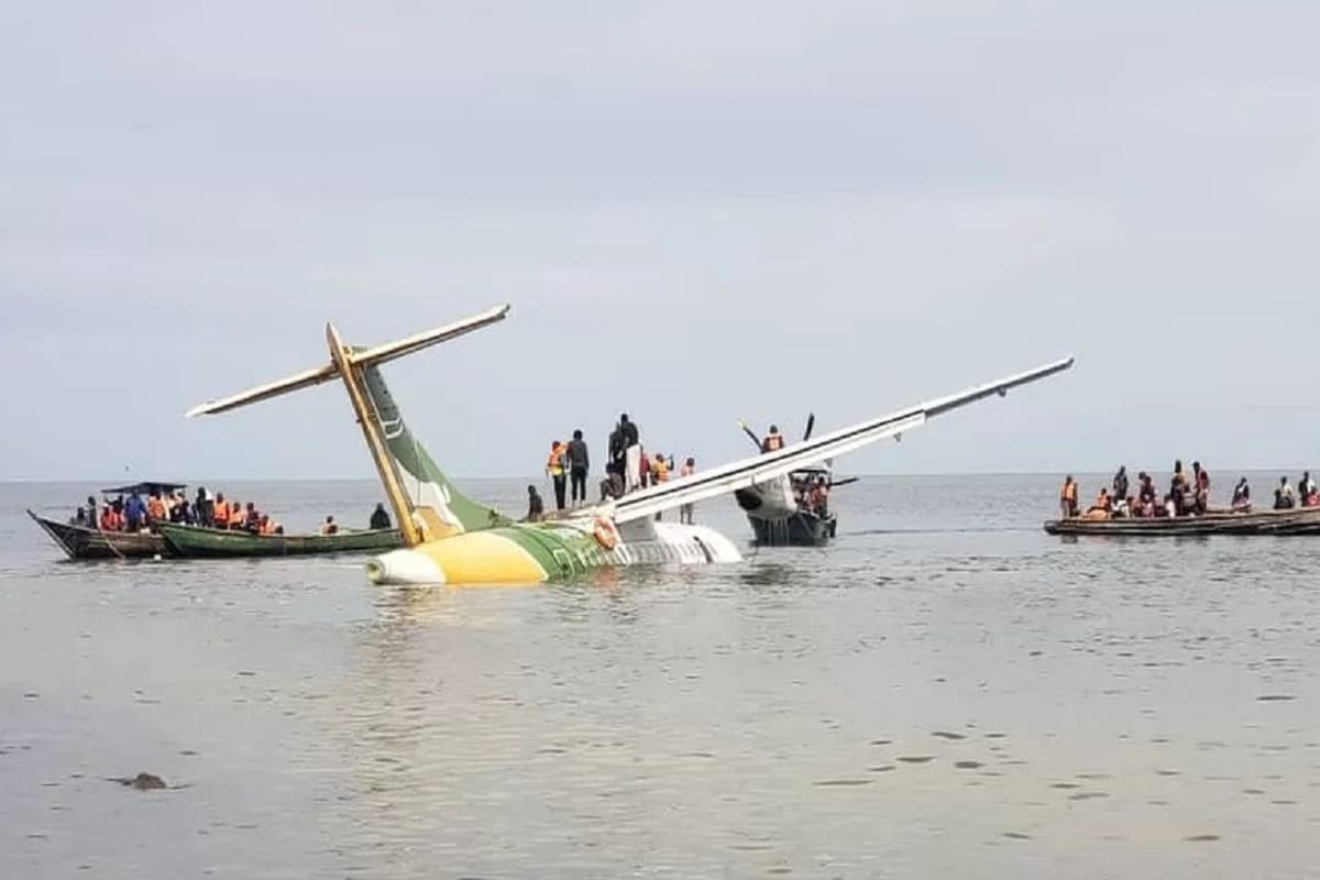 Наслідки катастрофи літака в Танзанії.  Фото: Twitter.com/SylivanusK