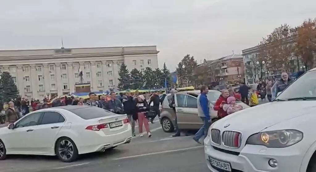 Натовпи людей вітають українських солдатів на площі Свободи у Херсоні, Україна.