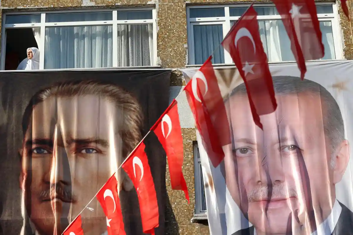 100 років Туреччини: Кемаль Ататюрк (л) заснував Туреччину 1923 р., сьогодні держава очолює Реджеп Тайіп Ердоган.