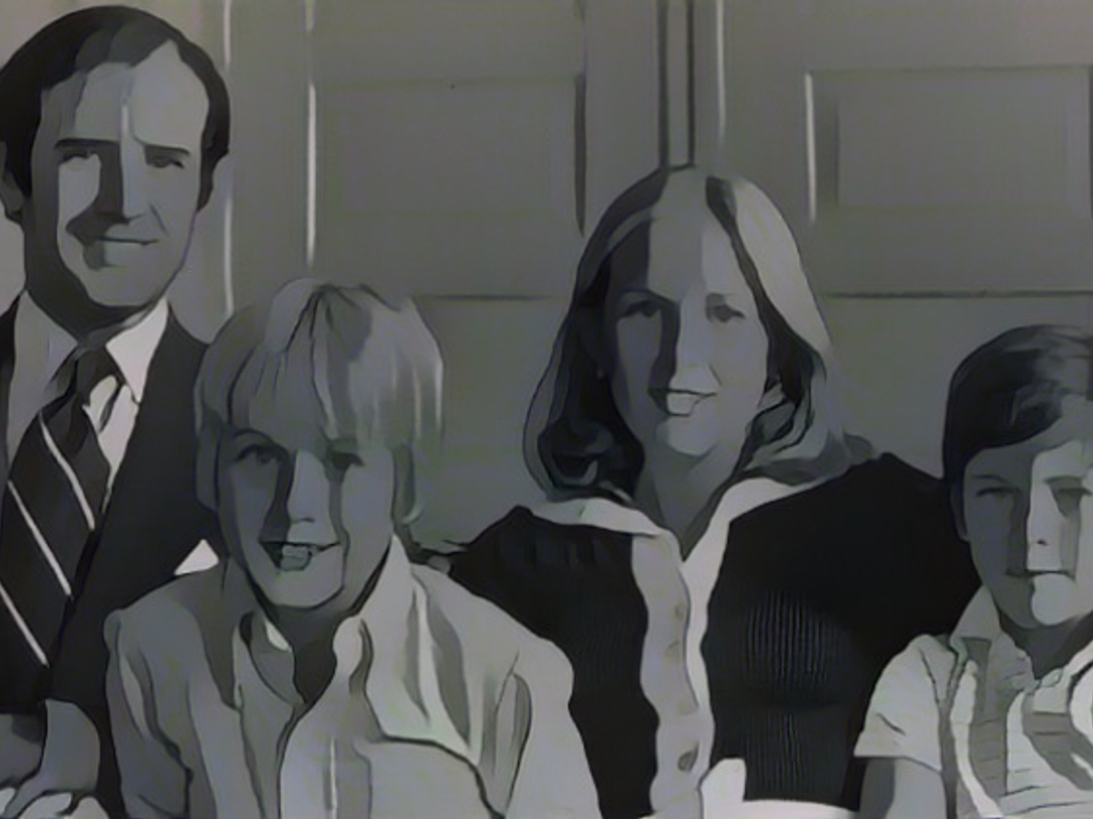 Подружжя - на фото з синами Джо Байдена 1978 року - одружилося 1977 року.