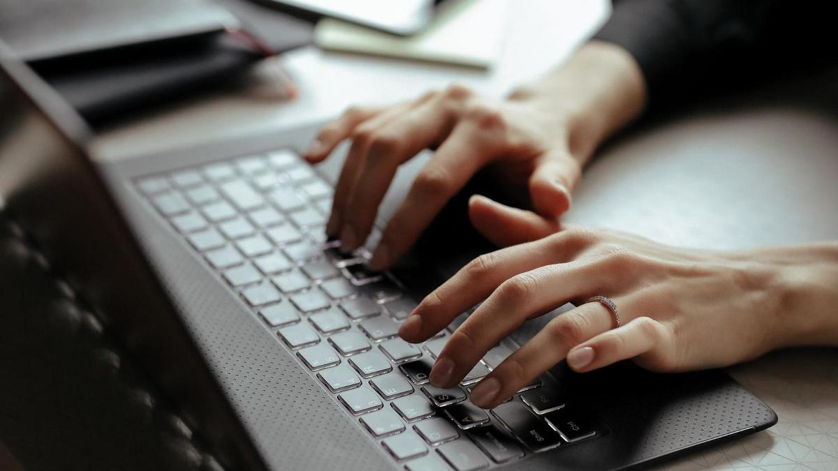 Як навчитися швидко друкувати на клавіатурі: 7 працюючих порад