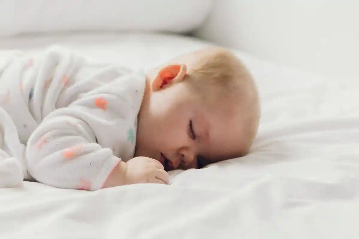 Тривалість сну: норми для різного віку. Фото: Дакота Корбін / unsplash.com