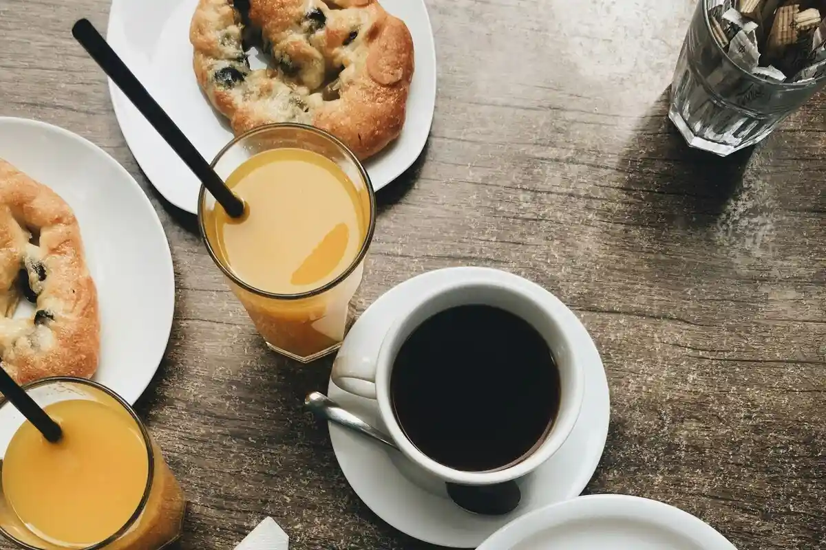 Пізній сніданок та довговічність: чи є зв’язок. Фото: Юлл Марсело Мартінс / unsplash.com