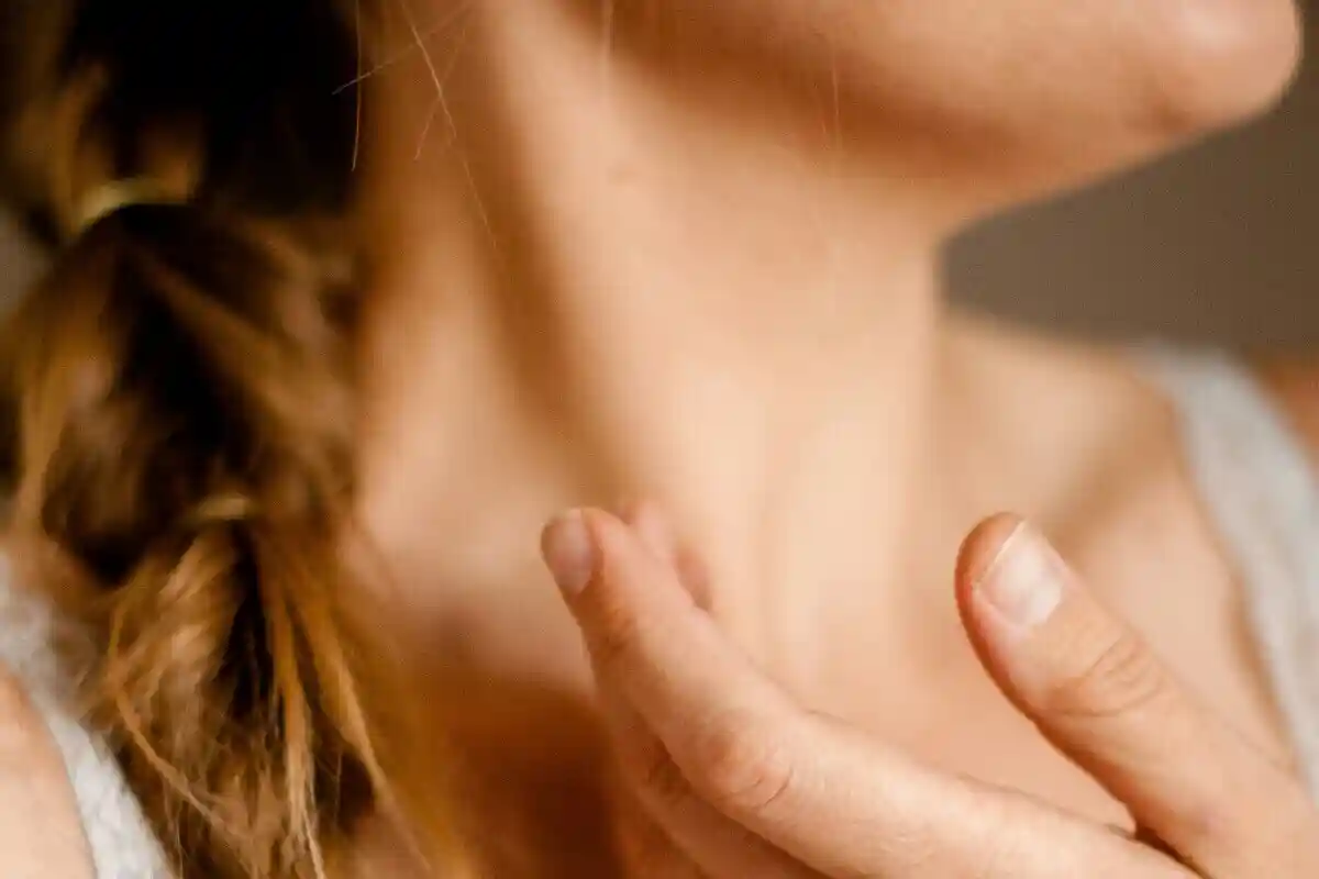 Щитовидні вузли: лікування та ризики операції. Фото: Katryna Hliznitsova / unsplash.com