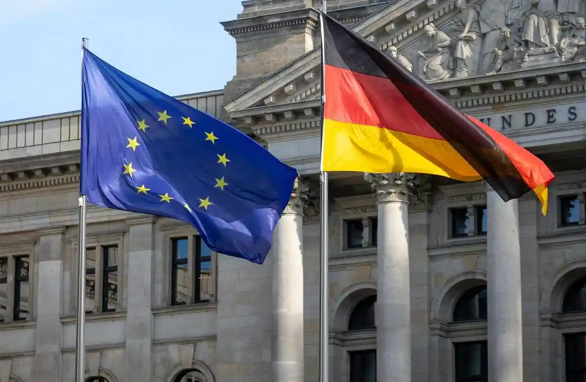 Прапори ЄС та Німеччини. Фото: Ніклас Єромін/Пексел