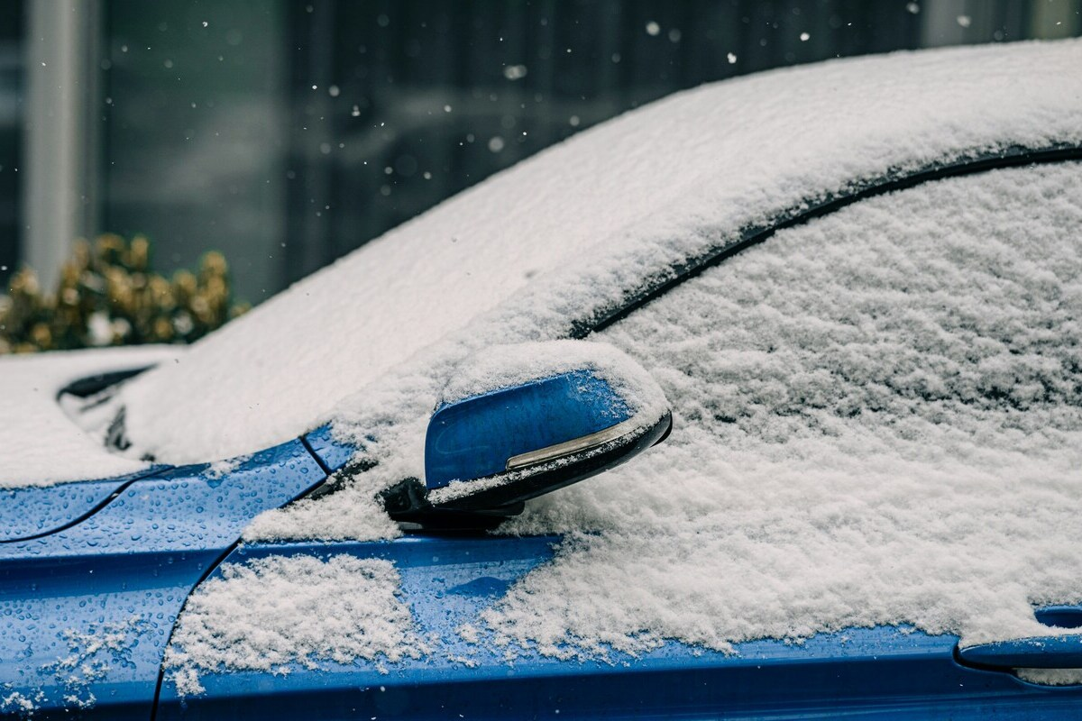 Замерзлі двері автомобіля: безпечні способи їх відкрити
