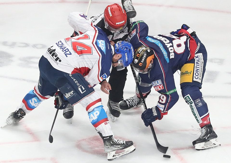 Одинадцять шайб та овертайм: «Айсберен Берлін» вигризли путівку до півфіналу